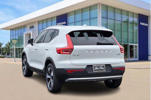 2025 Volvo XC40 B5 Core Bright Theme