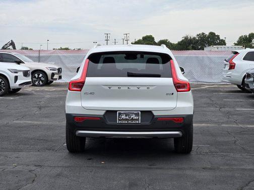 2025 Volvo XC40 B5 Core Bright Theme