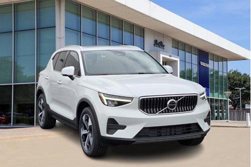 2025 Volvo XC40 B5 Core Bright Theme