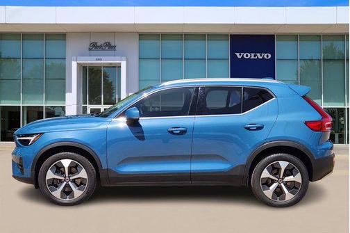 2025 Volvo XC40 B5 Plus Bright Theme
