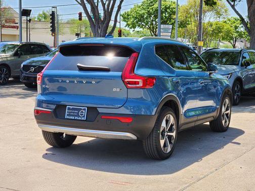 2025 Volvo XC40 B5 Plus Bright Theme