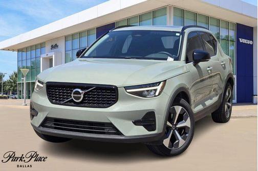 2024 Volvo XC40 B5 Core Dark Theme
