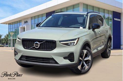 2024 Volvo XC40 B5 Core Dark Theme