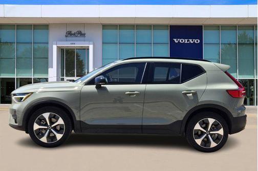2024 Volvo XC40 B5 Core Dark Theme