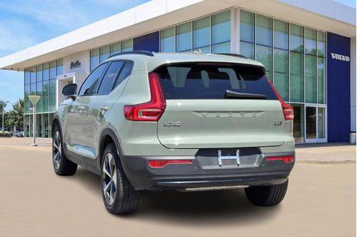 2024 Volvo XC40 B5 Core Dark Theme