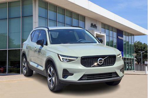 2024 Volvo XC40 B5 Core Dark Theme