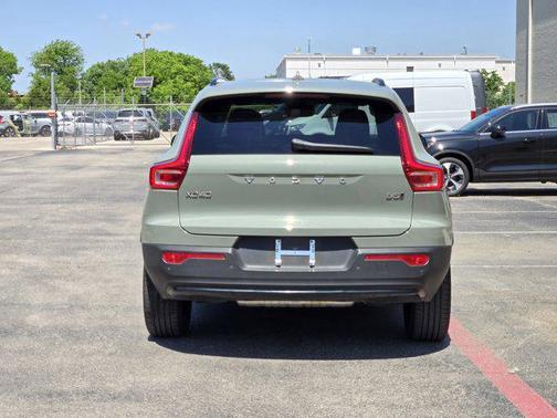 2024 Volvo XC40 B5 Core Dark Theme