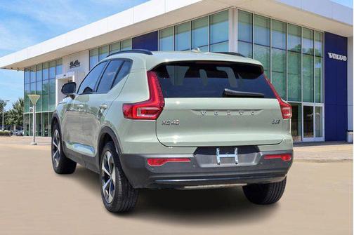 2024 Volvo XC40 B5 Core Dark Theme