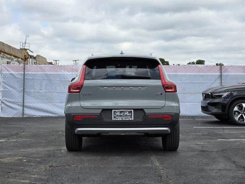 2025 Volvo XC40 B5 Plus Bright Theme