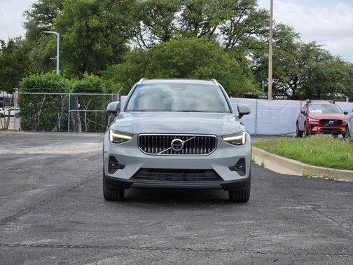2025 Volvo XC40 B5 Plus Bright Theme