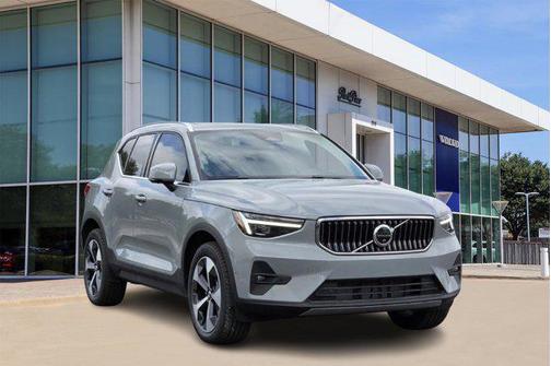 2025 Volvo XC40 B5 Plus Bright Theme