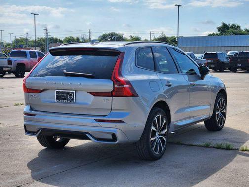 2023 Volvo XC60 B5 Plus Dark Theme