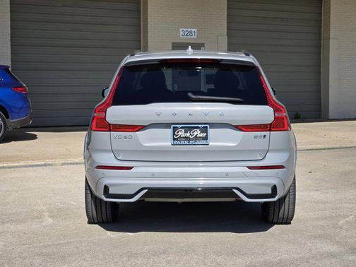 2024 Volvo XC60 B5 Ultimate Dark Theme