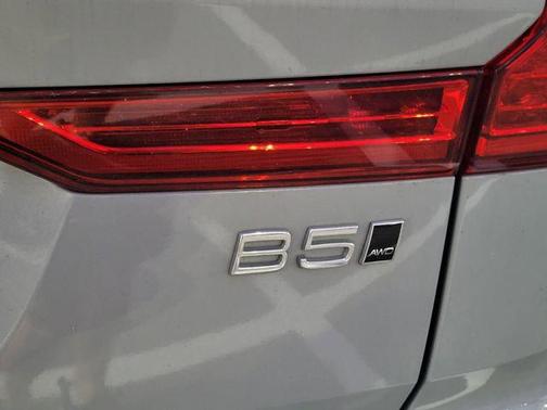 2024 Volvo XC60 B5 Ultimate Dark Theme