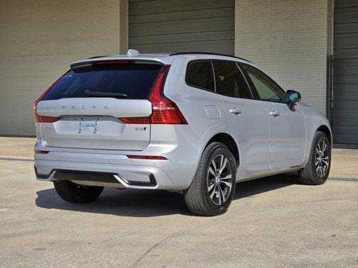 2024 Volvo XC60 B5 Core Dark Theme