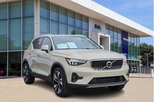 2025 Volvo XC40 B5 Plus Bright Theme