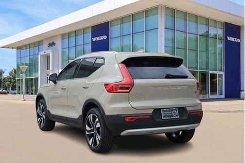2025 Volvo XC40 B5 Plus Bright Theme