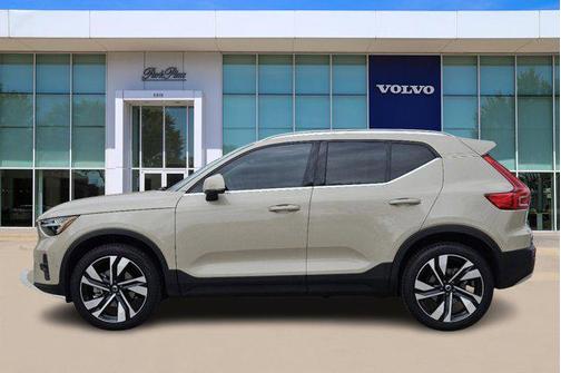2025 Volvo XC40 B5 Plus Bright Theme