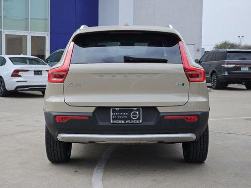 2025 Volvo XC40 B5 Plus Bright Theme