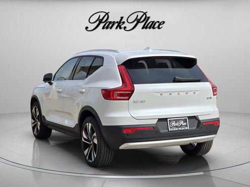 2025 Volvo XC40 B5 Plus Bright Theme