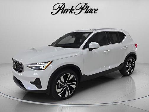 Crystal White Pearl 2025 Volvo XC40 B5 Plus Bright Theme