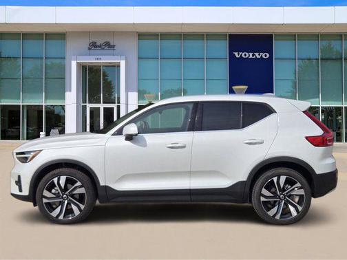 2025 Volvo XC40 B5 Plus Bright Theme