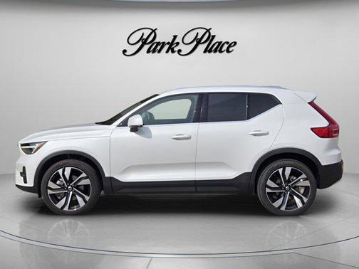 2025 Volvo XC40 B5 Plus Bright Theme