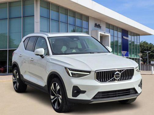 2025 Volvo XC40 B5 Plus Bright Theme