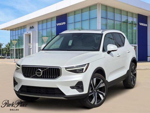 2025 Volvo XC40 B5 Plus Bright Theme