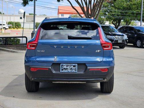2025 Volvo XC40 B5 Plus Dark Theme