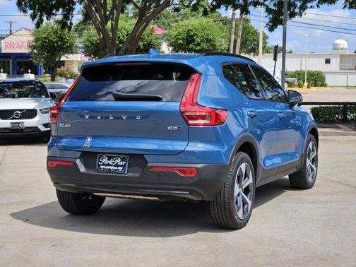 2025 Volvo XC40 B5 Plus Dark Theme