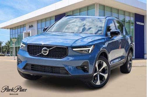 2025 Volvo XC40 B5 Plus Dark Theme