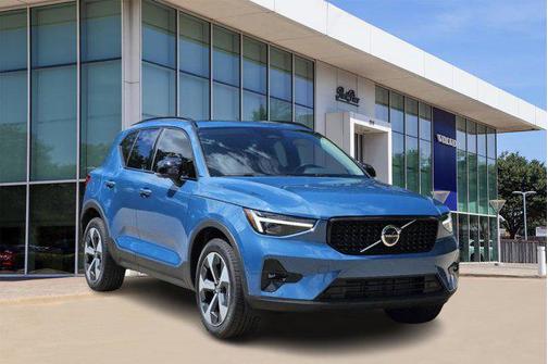 2025 Volvo XC40 B5 Plus Dark Theme