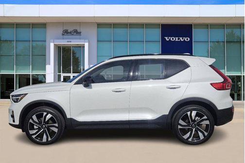 2025 Volvo XC40 B5 Plus Dark Theme