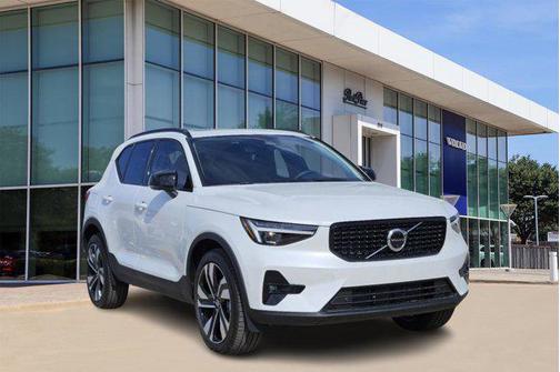 2025 Volvo XC40 B5 Plus Dark Theme