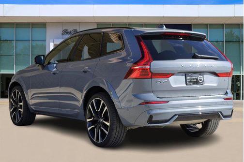 2023 Volvo XC60 B5 Ultimate Dark Theme