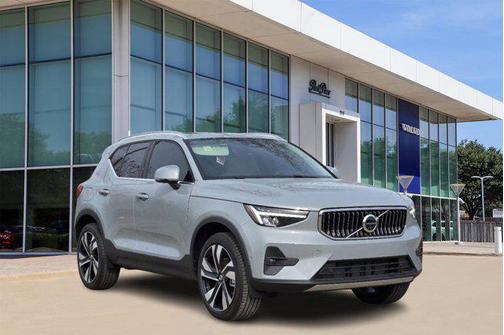 2025 Volvo XC40 B5 Plus Bright Theme