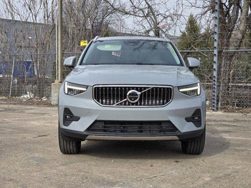 2025 Volvo XC40 B5 Plus Bright Theme