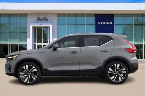 2025 Volvo XC40 B5 Plus Bright Theme