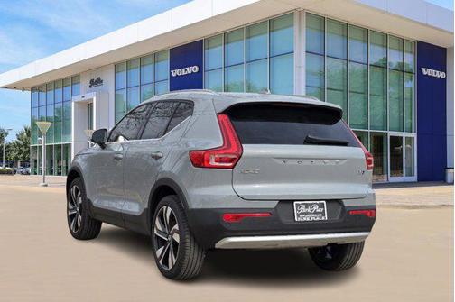2025 Volvo XC40 B5 Plus Bright Theme