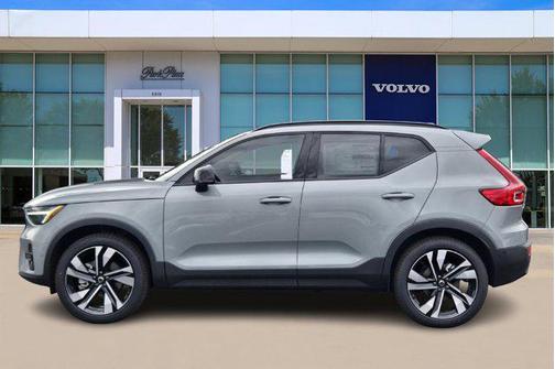 2025 Volvo XC40 B5 Ultra Dark Theme