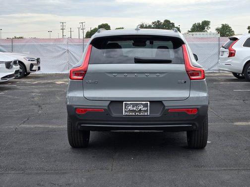 2025 Volvo XC40 B5 Ultra Dark Theme