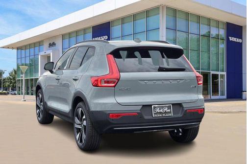 2025 Volvo XC40 B5 Ultra Dark Theme