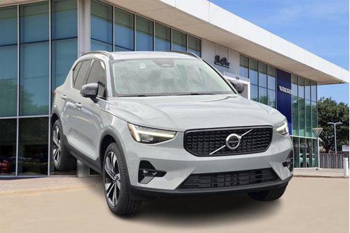 2025 Volvo XC40 B5 Ultra Dark Theme