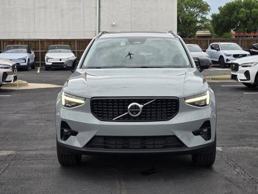 2025 Volvo XC40 B5 Ultra Dark Theme