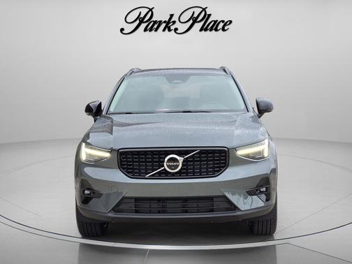 Forest Lake 2026 Volvo XC40 Plus, B5 AWD Gas (mild hybrid), Dark