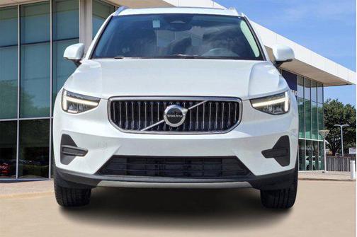 2025 Volvo XC40 B5 Core Bright Theme