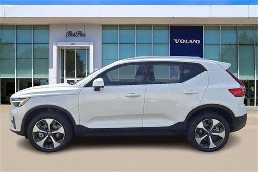 2025 Volvo XC40 B5 Core Bright Theme