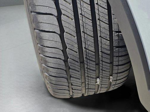 2026 Volvo XC40 Plus, B5 AWD Gas (mild hybrid), Dark