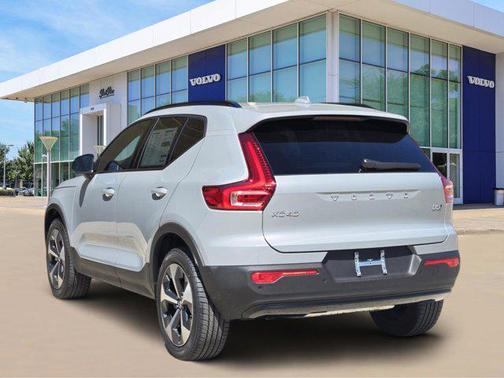 2026 Volvo XC40 Plus, B5 AWD Gas (mild hybrid), Dark